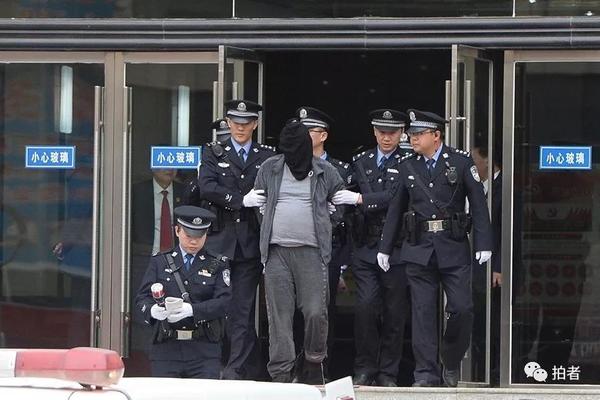 女朋友在微信上加了一個人，跟著他炒股，朋友們怎么看這是騙局嗎？