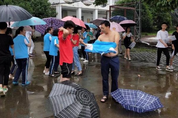市委統籌疫情防控和經濟運行工作領導小組（指揮部）會議召開