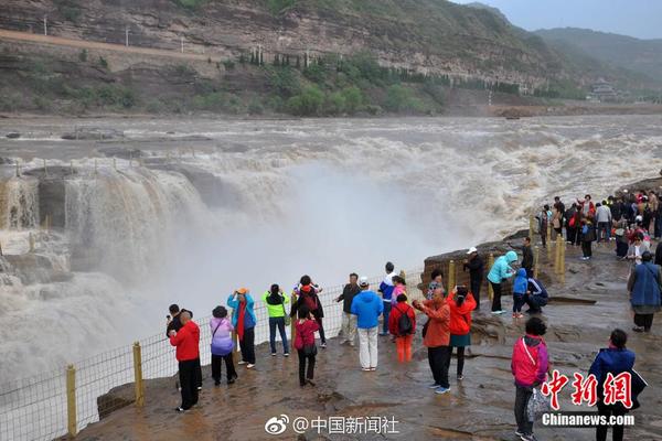 京臺高速改擴建跨小清河段已開始箱梁吊裝