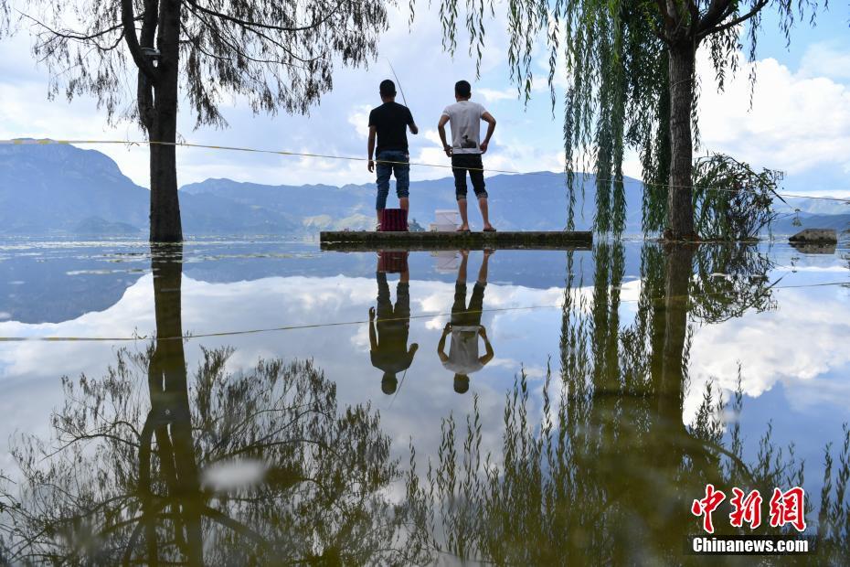 滬深兩市近300股跌停 創(chuàng)業(yè)板指跌超2.5%