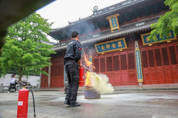 駱駝 男士 防水防滑 高幫戶外登山鞋 徒步鞋 179元包郵
