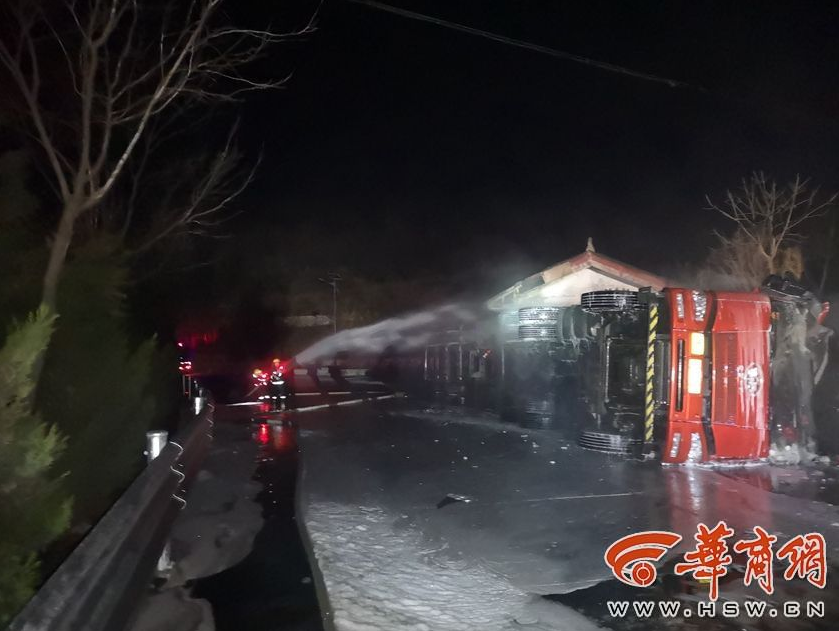 美國路易斯安那州一段電線上冒火花